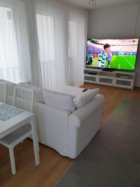 Communal lounge/ TV room, TV and multimedia, Living room, Seating area, Evening entertainment