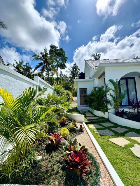 Property building, Day, Natural landscape, Garden, Garden view