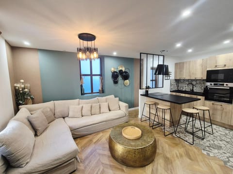 Kitchen or kitchenette, Seating area, Dining area