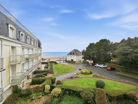 Property building, Facade/entrance, Sea view, Location