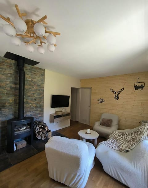TV and multimedia, Seating area, fireplace