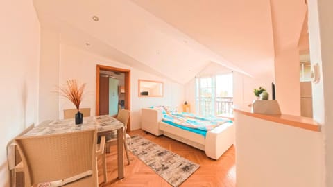 Bed, Living room, Photo of the whole room, Seating area, Dining area, Bedroom