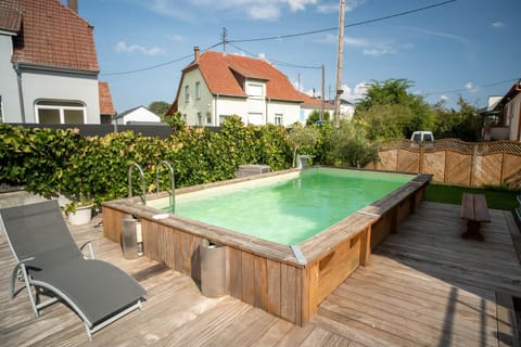 Patio, Day, Natural landscape, Hot Tub, Pool view, Swimming pool, sunbed