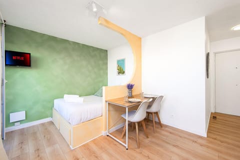 Bed, TV and multimedia, Living room, Dining area