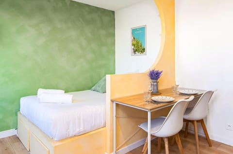 Bed, Living room, Dining area, air conditioner