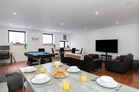 TV and multimedia, Living room, Seating area, Dining area
