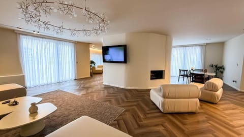 TV and multimedia, Living room, Seating area, Dining area