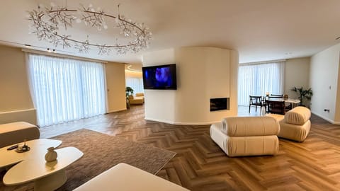 Communal lounge/ TV room, TV and multimedia, Living room, Seating area, Dining area, Evening entertainment