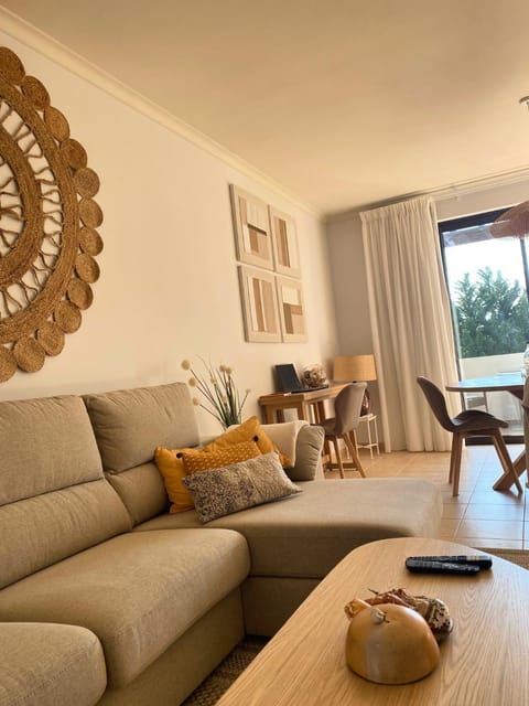Communal lounge/ TV room, Seating area, Dinner, internet