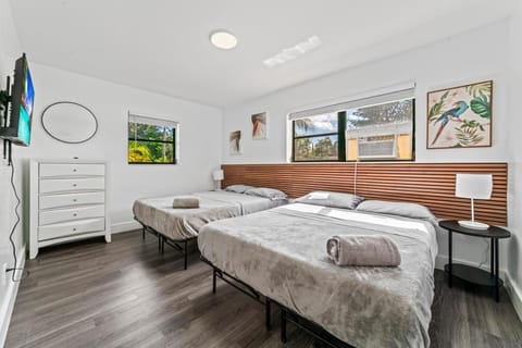 Casa Sol - 4 Bedroom 2 Bath - 7 beds - Affordable Stays For Large Groups House in Ives Estates