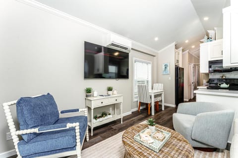 TV and multimedia, Kitchen or kitchenette, Living room, Seating area