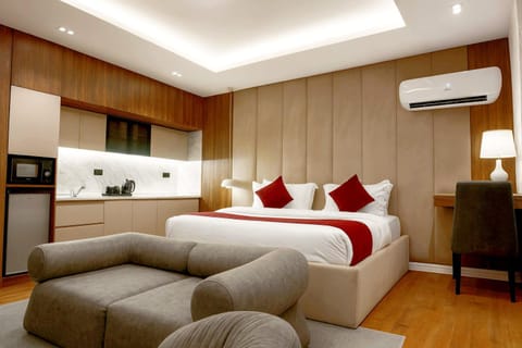 Bed, Kitchen or kitchenette, Living room, Seating area, Bedroom, air conditioner