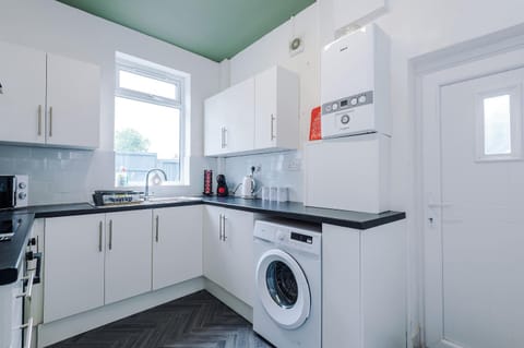 Kitchen or kitchenette, oven, stove, washing machine