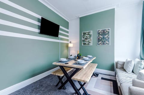 TV and multimedia, Living room, Seating area, Dining area