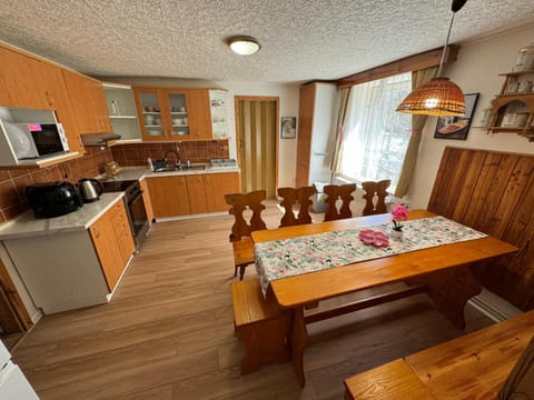 Kitchen or kitchenette, Seating area, Dining area