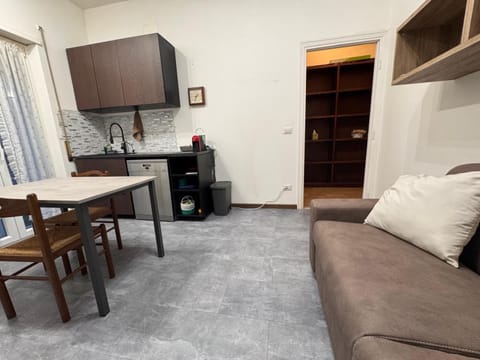 Kitchen or kitchenette, Living room, Seating area, Dining area, oven