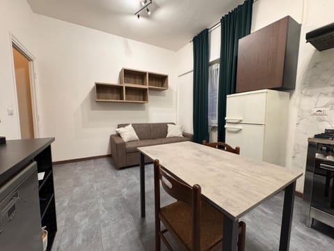 Living room, Seating area, Dining area, oven