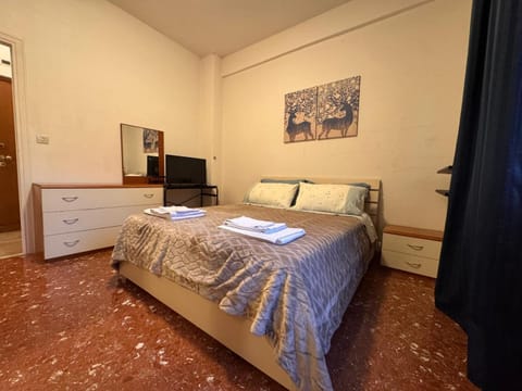 Bed, TV and multimedia, Photo of the whole room, Bedroom, towels