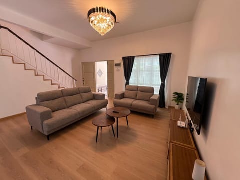 Communal lounge/ TV room, TV and multimedia, Living room, Seating area, Evening entertainment