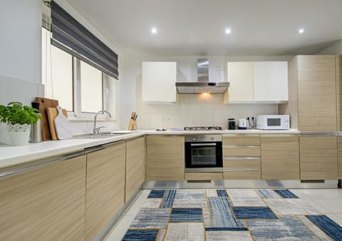 Central, spacious apartment with Sea Views Apartment in Saint Paul's Bay