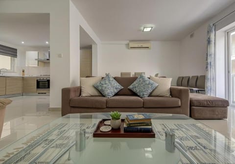 Central, spacious apartment with Sea Views Apartment in Saint Paul's Bay