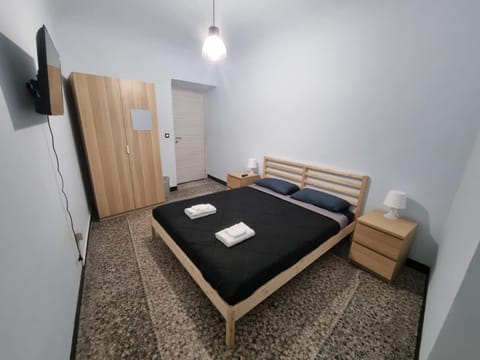 Bed, TV and multimedia, Photo of the whole room, Bedroom, towels, wardrobe