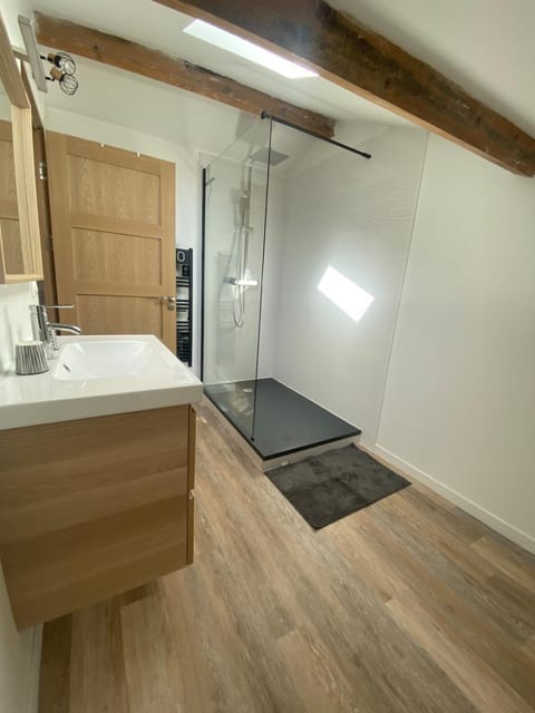 spacious cottage with hot tub Apartment in Saint-Martin-d'Ardèche