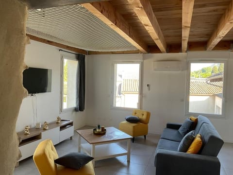 spacious cottage with hot tub Apartment in Saint-Martin-d'Ardèche