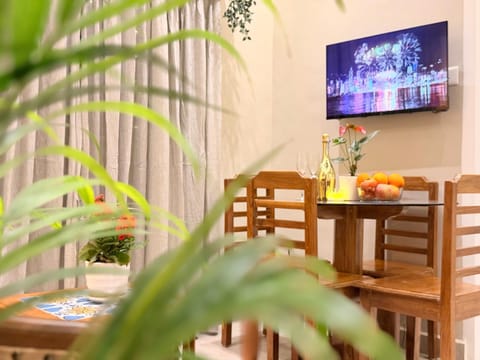TV and multimedia, Food and drinks, Dining area, Food