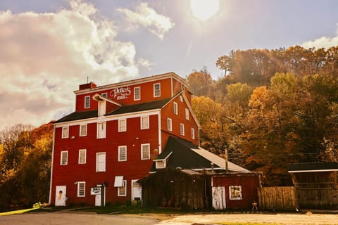 Potter’s Mill - 6 Bedrooms/Baths House in Bellevue