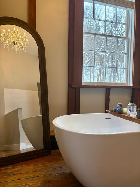 Potter’s Mill - 6 Bedrooms/Baths House in Bellevue