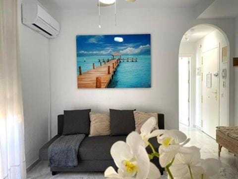 Bed, Living room, Seating area, air conditioner