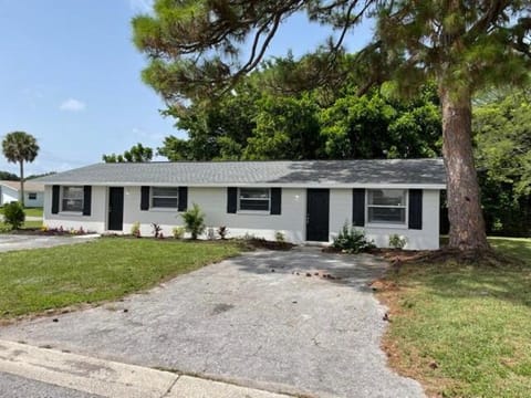 Newly renovated Bradenton bungalow Apartment in Bayshore Gardens