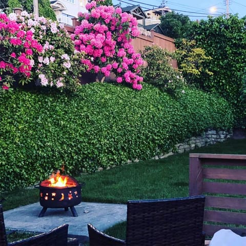 Garden Retreat • Deck Dining + Fire Pit House in Seattle