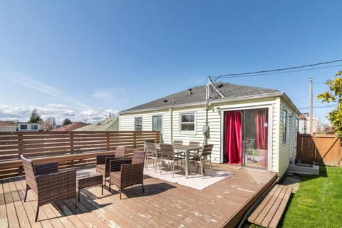 Garden Retreat • Deck Dining + Fire Pit House in Seattle