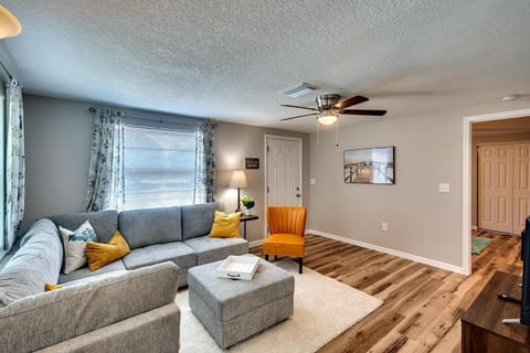 Pet friendly newly renovated apartment Apartment in Bayshore Gardens