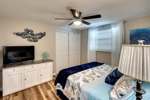 Pet friendly newly renovated apartment Apartment in Bayshore Gardens