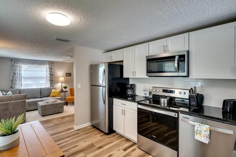Pet friendly newly renovated apartment Apartment in Bayshore Gardens