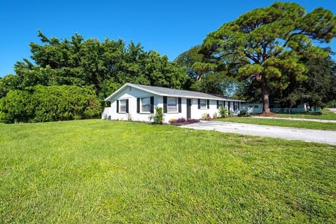 Pet friendly newly renovated apartment Apartment in Bayshore Gardens