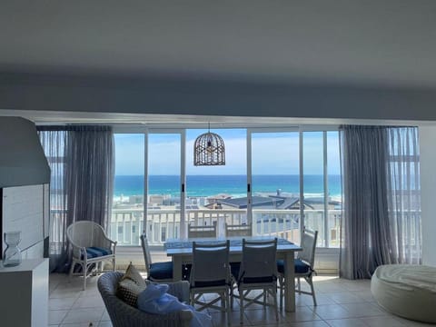 View (from property/room), Living room, Seating area, Dining area, Sea view