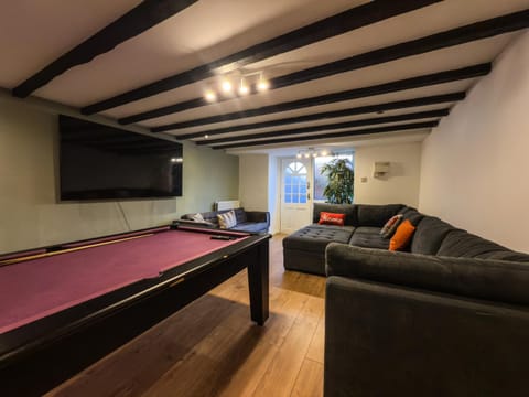 Billiard, TV and multimedia, Living room, Seating area