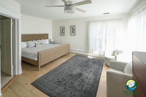 Lakefront estate with breathtaking views and pier! House in Green Lake