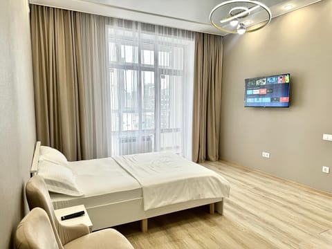Bed, TV and multimedia, Photo of the whole room, Bedroom