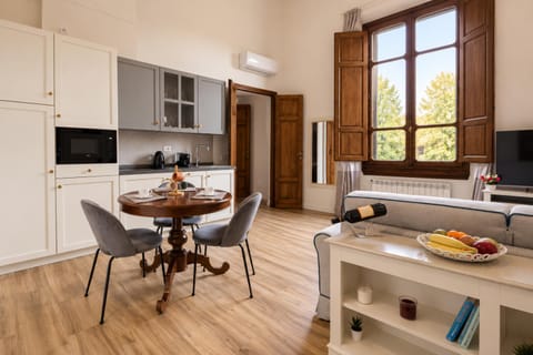 Day, TV and multimedia, Living room, Seating area, microwave, toaster