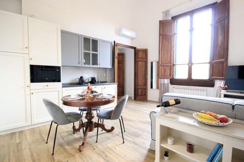 TV and multimedia, Living room, Seating area, Dining area, Lunch, stove, toaster