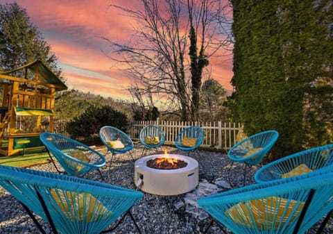 Sleeps 20 Sport Court Game Room Grill Spa House in Swannanoa