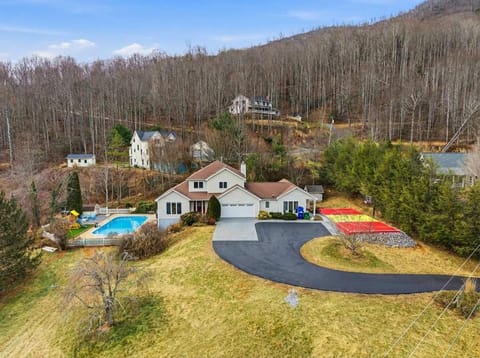 Sleeps 20 Sport Court Game Room Grill Spa House in Swannanoa