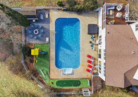 Sleeps 20 Sport Court Game Room Grill Spa House in Swannanoa