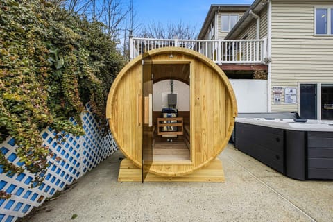 Sleeps 20 Sport Court Game Room Grill Spa House in Swannanoa