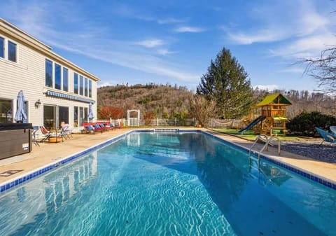 Sleeps 20 Sport Court Game Room Grill Spa House in Swannanoa